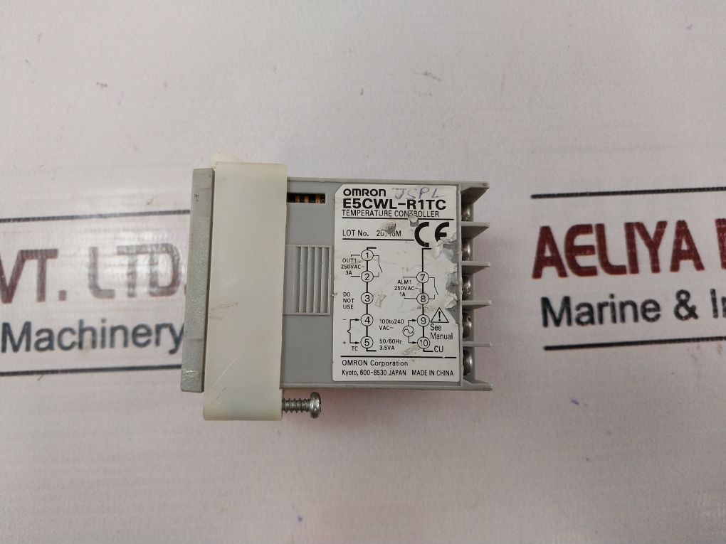 Omron E5Cwl-r1Tc Temperature Controller 100 To 240 Vac