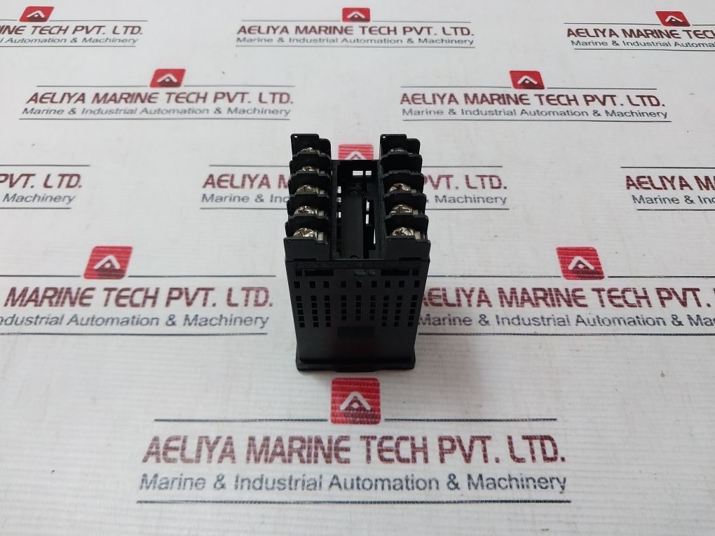 Omron E5Cz-q2T Temperature Controller 100 To 240Vac 50/60Hz