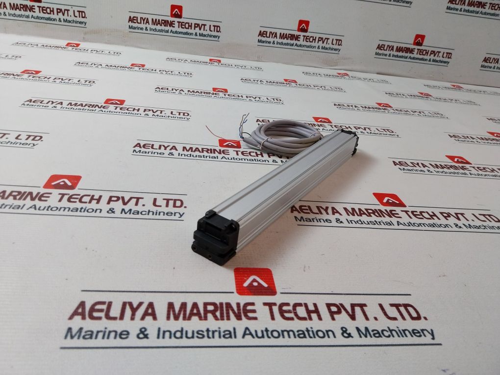 Omron F3Sj-e0305-25-l Safety Light Curtain 24V Dc