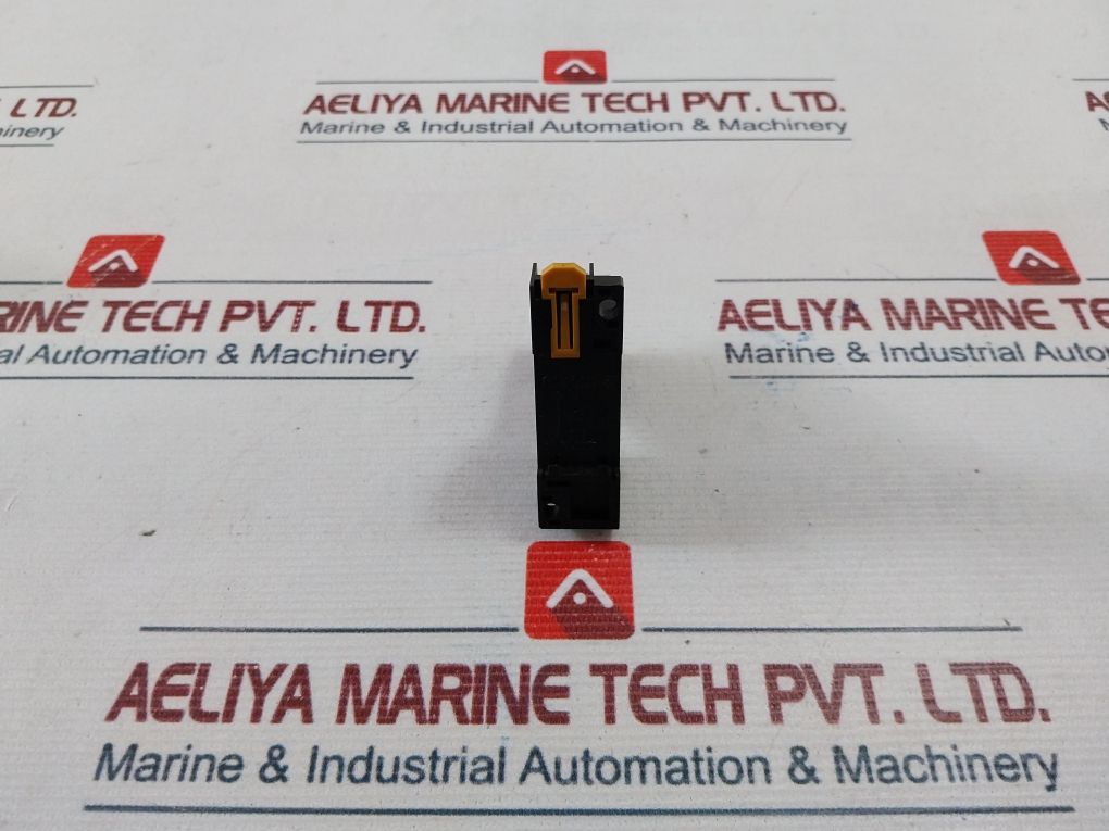 Omron G3Fd-102Sn Solid State Relay With Socket Pyf08A 250V