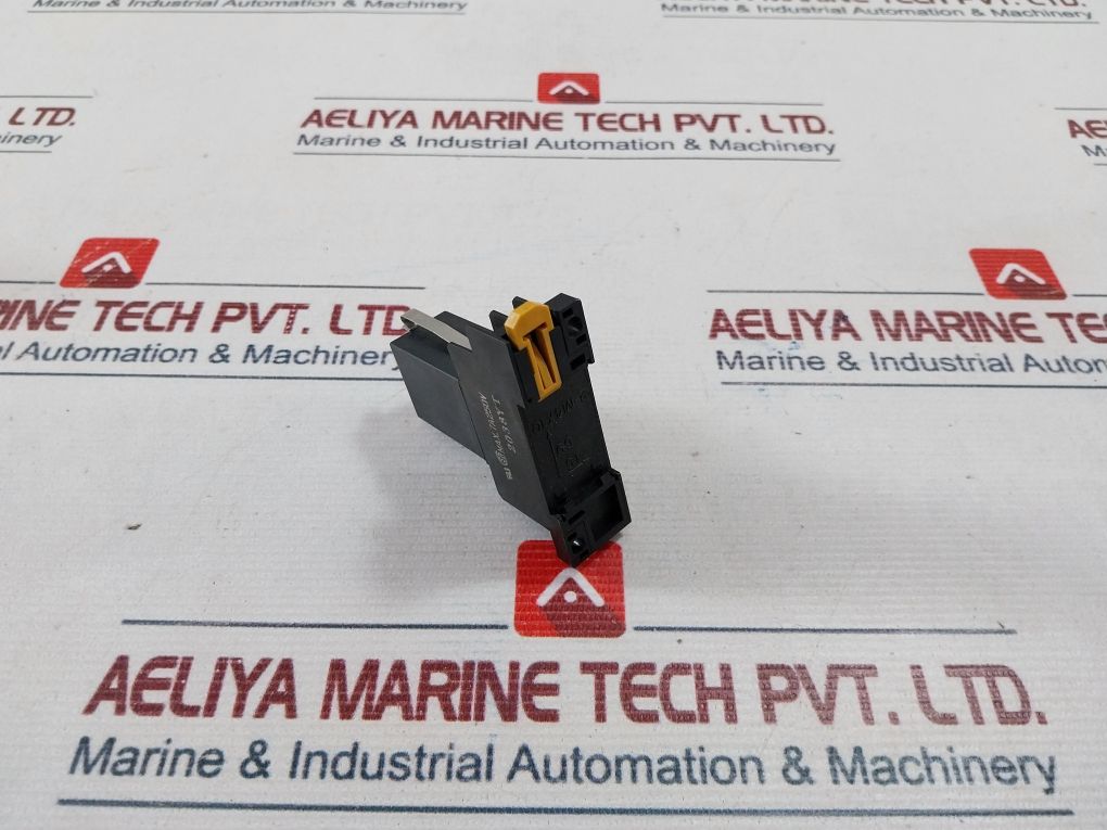 Omron G3Fd-102Sn Solid State Relay With Socket Pyf08A 250V