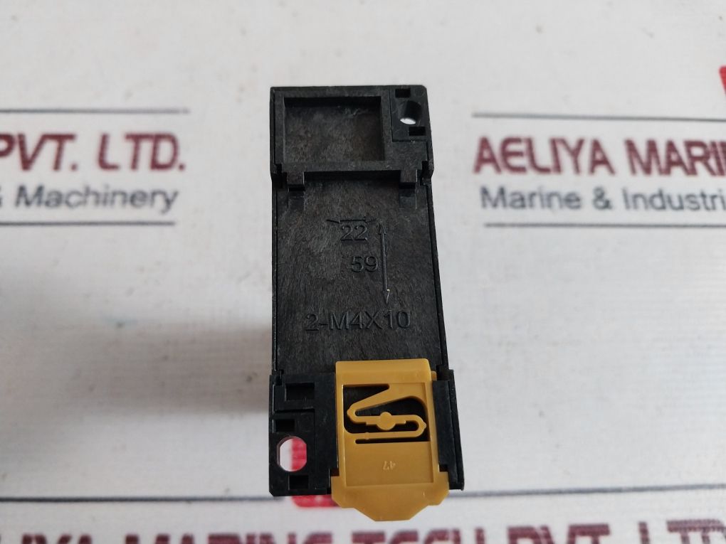 Omron H3Yn-4 Timer Relay With Base 0.1 S - 10 Min