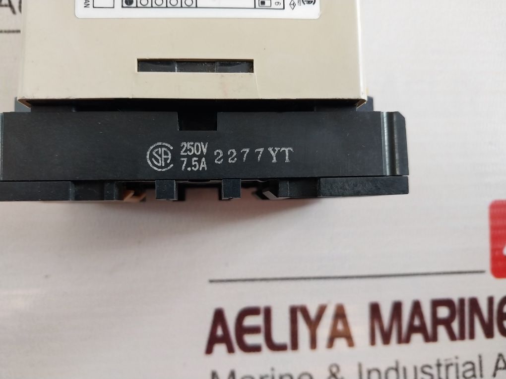 Omron Sdv-fl4 Voltage Sensor With Base 100/110 Vdc 2A 24Vdc