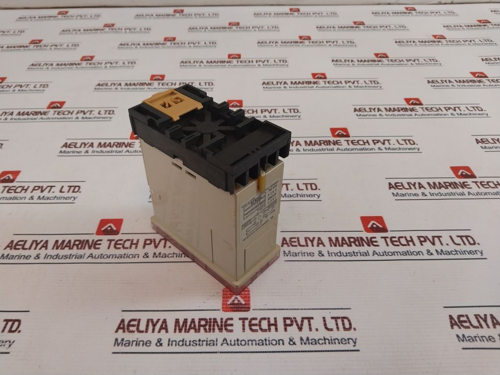 Omron Se-kp1N Motor Relay With Base 100/110/120Vac 50/60 Hz