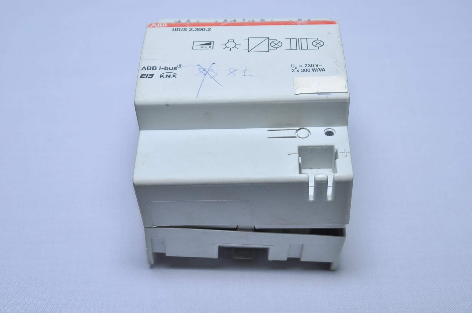 Abb i-bus® eie knx ud/s 2.300.2 universal dim actuator