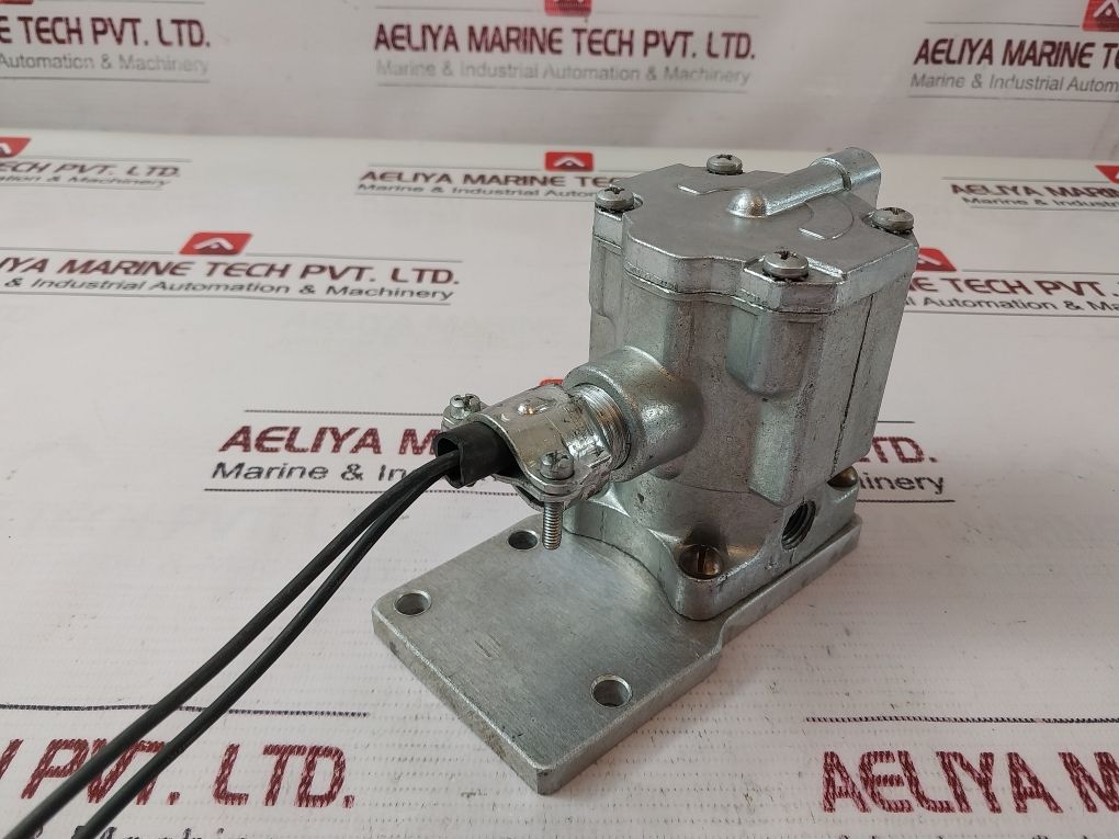 Parker K125104161 Direction Control Valve