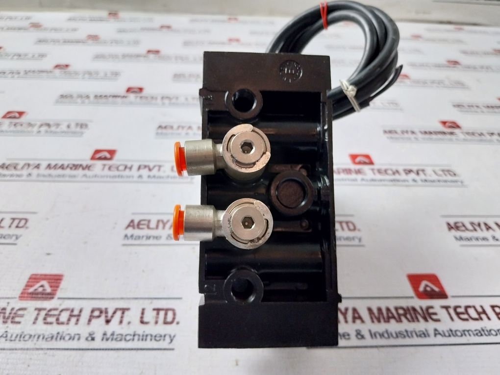 Rexroth R401001276 Pneumatic Directional Valve 5802720000