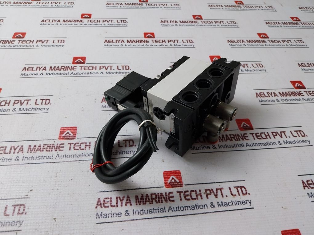 Rexroth R401001276 Pneumatic Directional Valve 5802720000