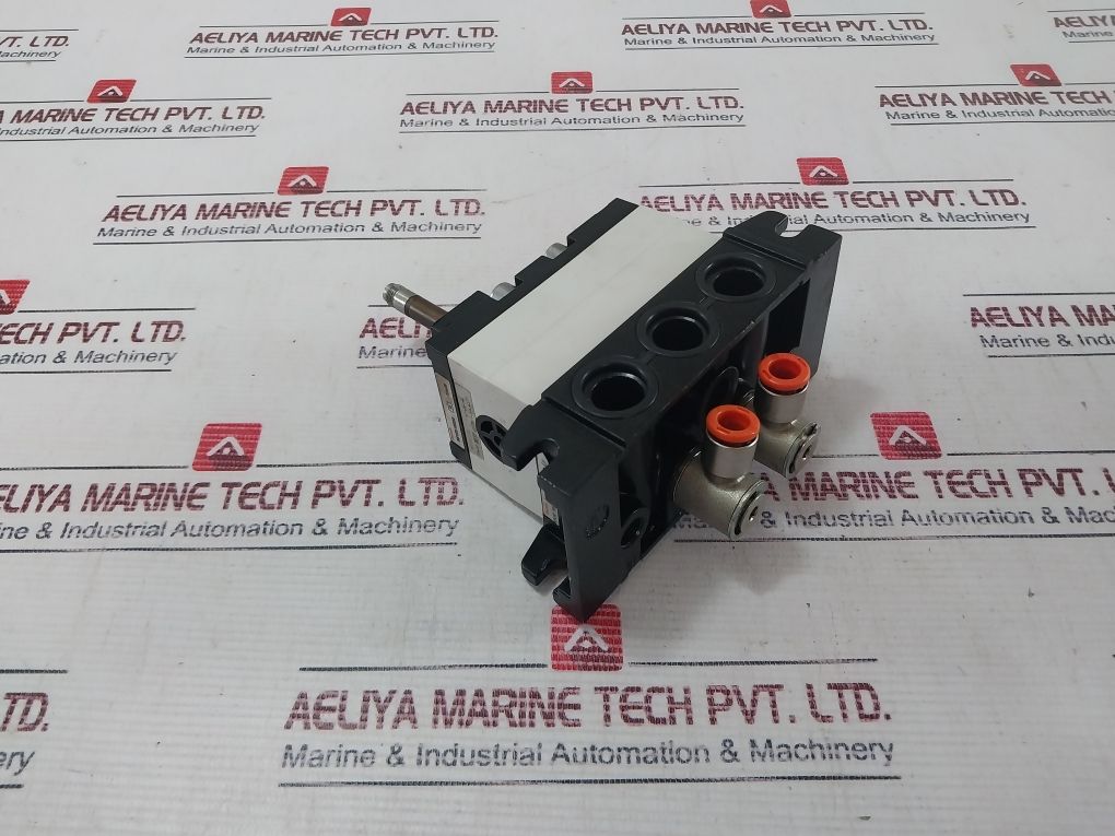 Rexroth R401001276 Pneumatic Directional Valve 5812110100