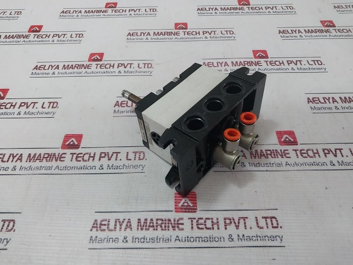 Rexroth R401001276 Pneumatic Directional Valve 5812110100