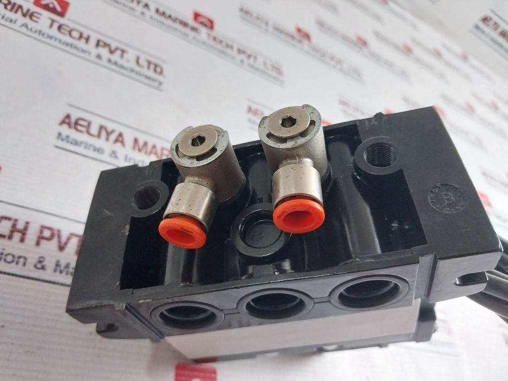 Rexroth R401001276 Pneumatic Directional Valve 5812110100 
