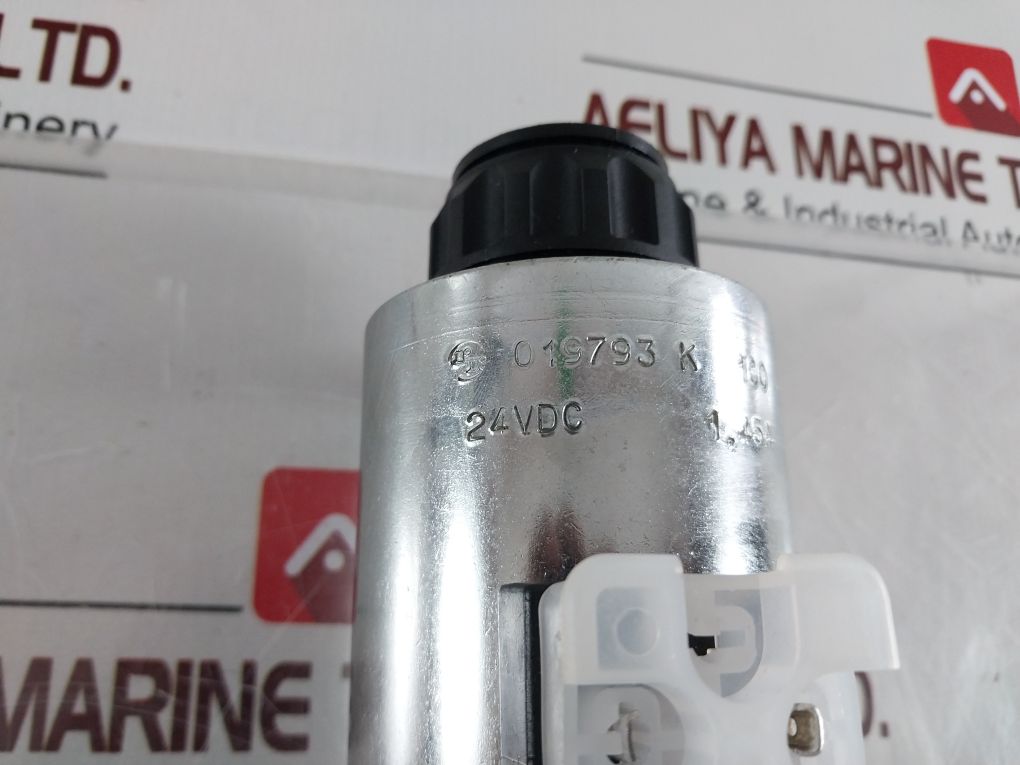 Rexroth R900589988 Directional Control Valve 4We 10 J33/Cg24N9K4