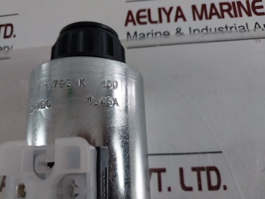 Rexroth R900589988 Directional Control Valve 4We 10 J33/Cg24N9K4