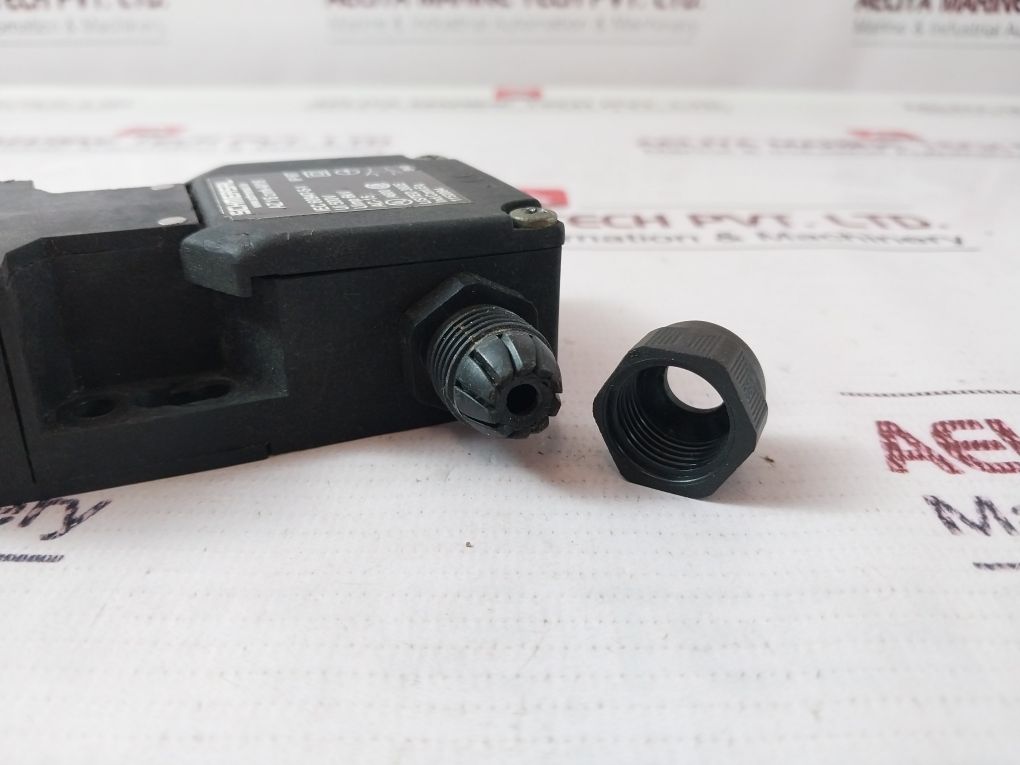 Schmersal Az 16 Zvrk-m16 Safety Interlock Door Switch