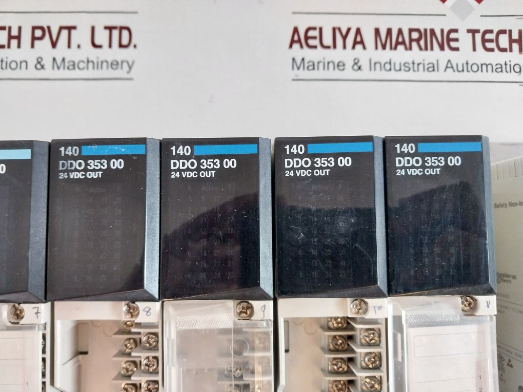 Schneider Electric 140Cra93200,140Ddi35300,140Ddo35300,140Aci04000,140Cps12420 Rack