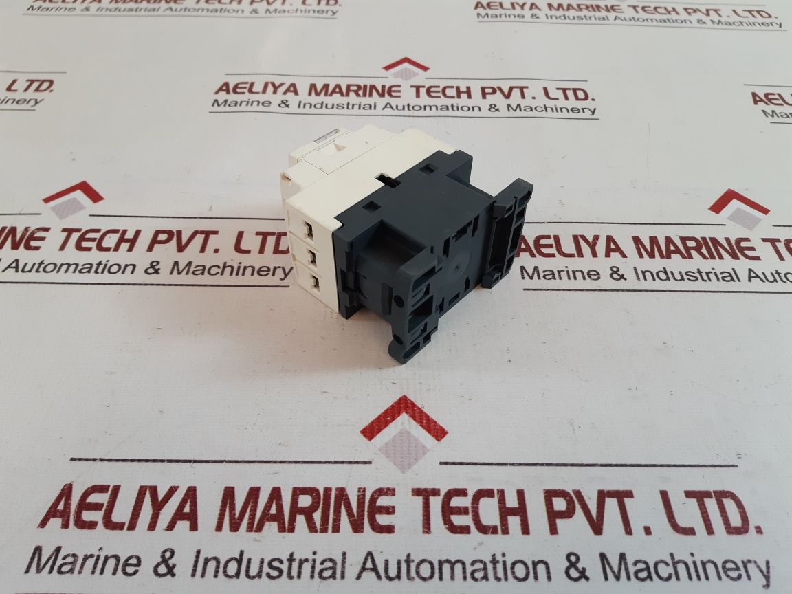 Schneider electric cad32m7 control relay with box