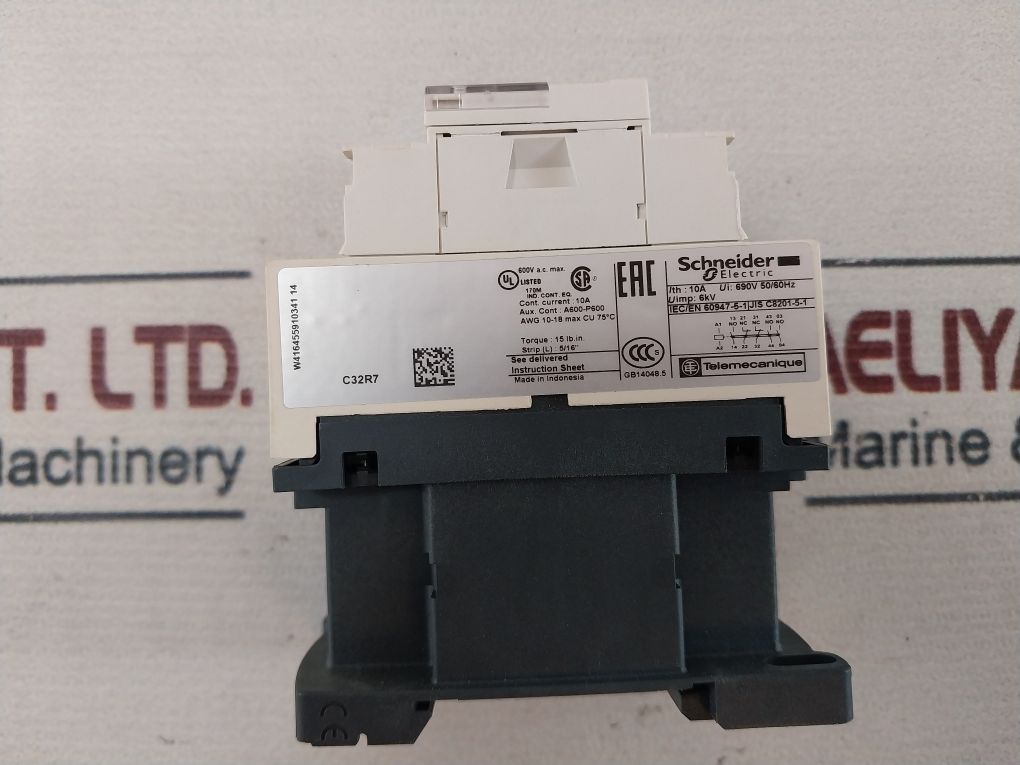 Schneider Electric Cad32R7 Control Relay 040204 690V 50/60Hz