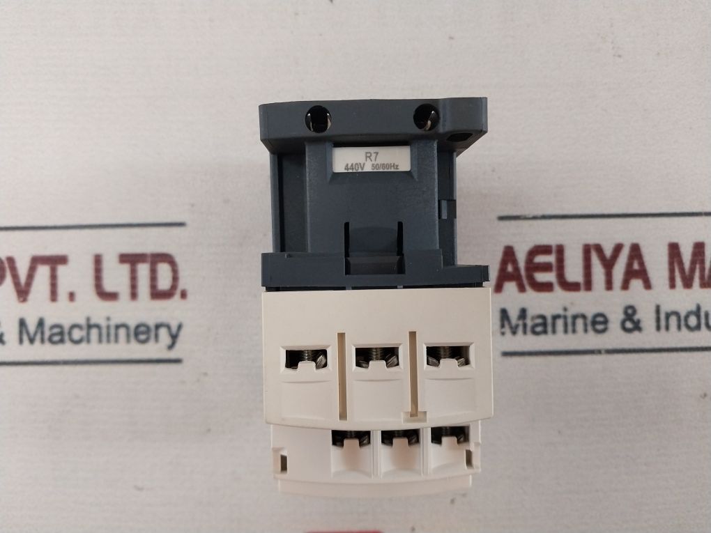 Schneider Electric Cad32R7 Control Relay 040204 690V 50/60Hz