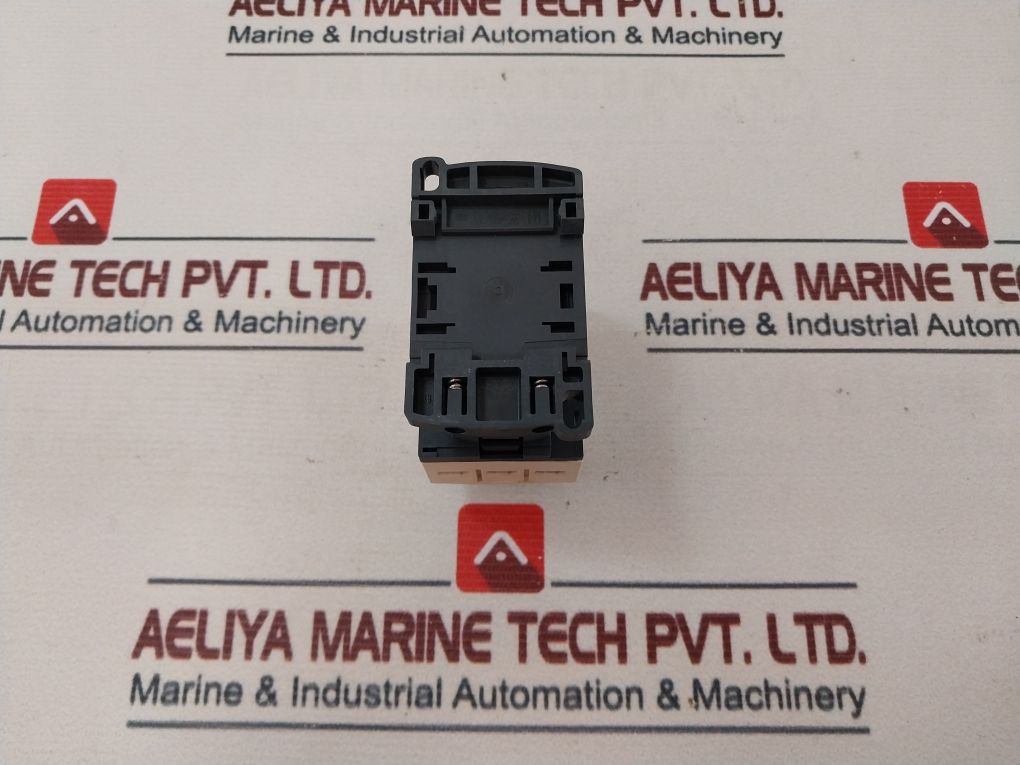 Schneider Electric Cad32R7 Control Relay 040204 690V 50/60Hz