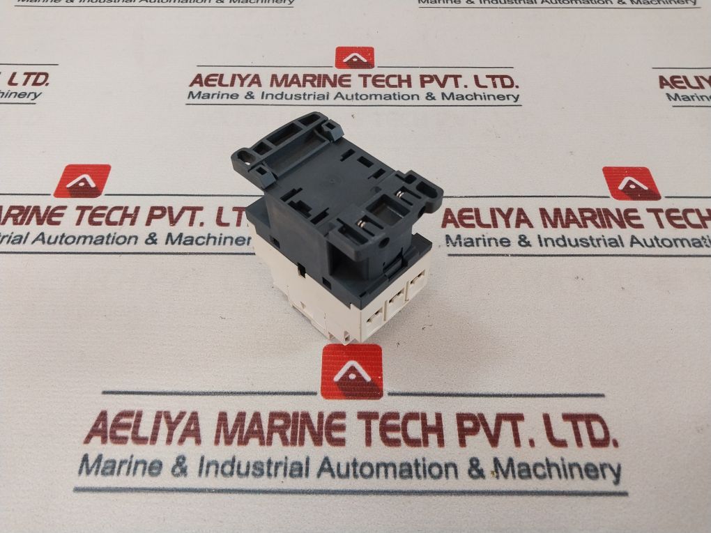 Schneider Electric Cad32R7 Control Relay 040204 690V 50/60Hz