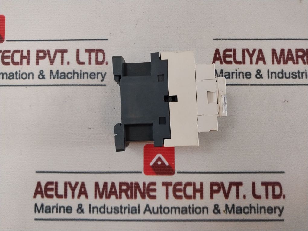 Schneider Electric Cad32R7 Control Relay 040204 690V 50/60Hz