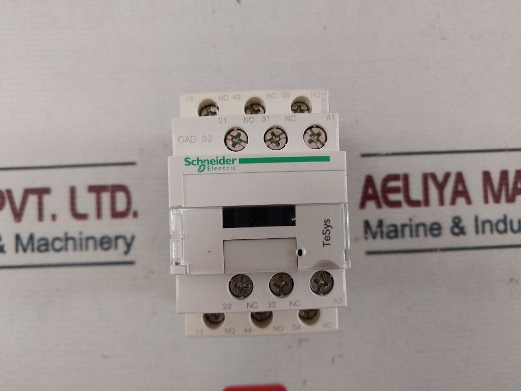 Schneider Electric Cad32R7 Control Relay 040204 690V 50/60Hz
