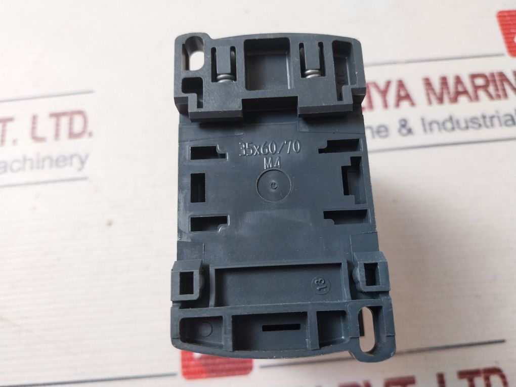 Schneider Electric Cad50P7 Control Relay 230V 50/60Hz