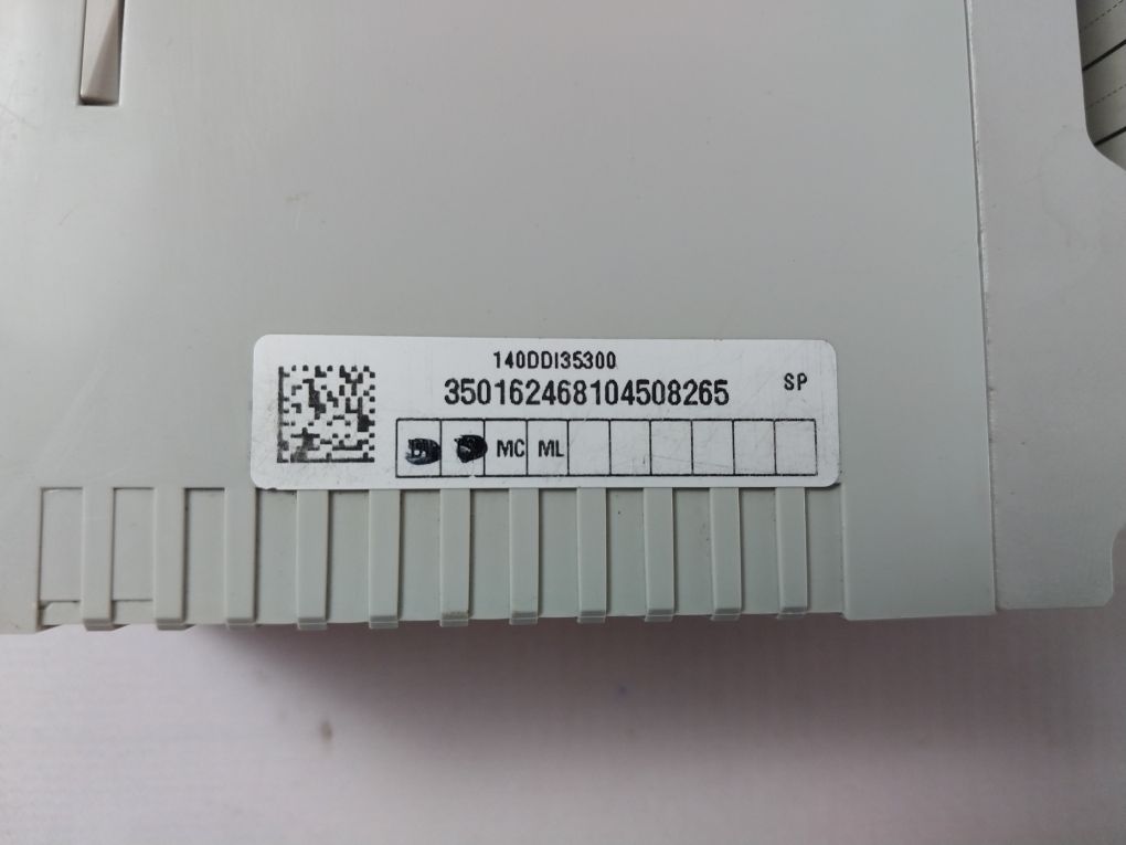 Schneider Electric/Telemecanique 140Ddi35300 Discrete Dc Input Module Pv:01 Rl:8