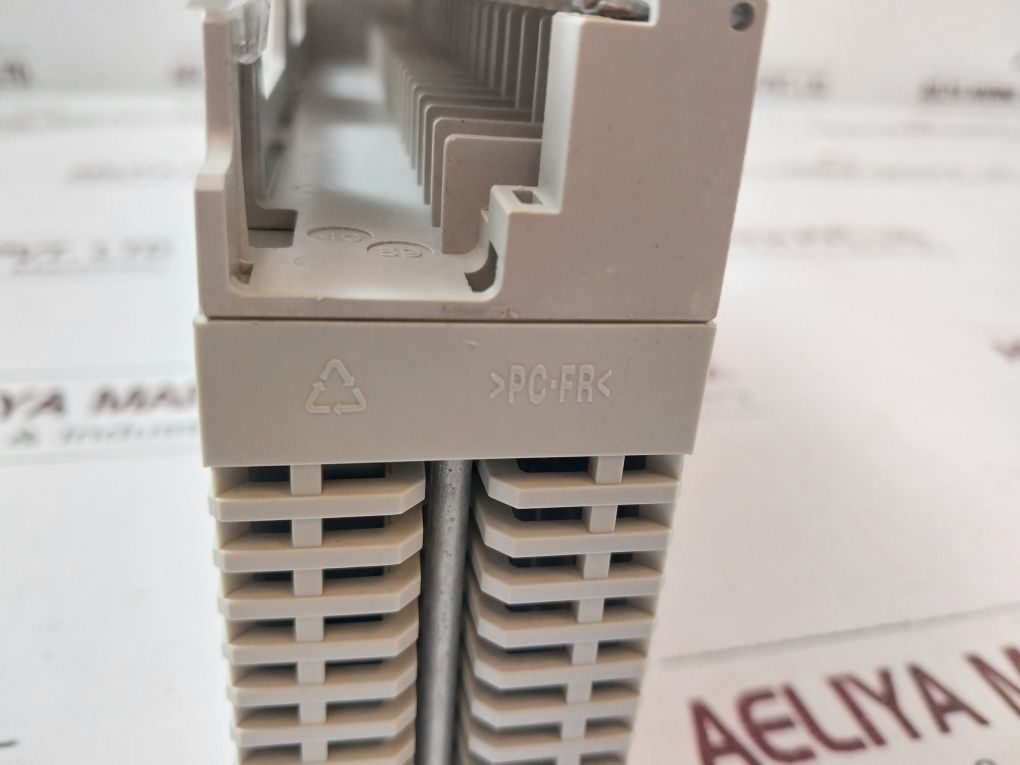 Schneider Electric/Telemecanique 140Ddi35300 Discrete Dc Input Module Pv:01 Rl:8