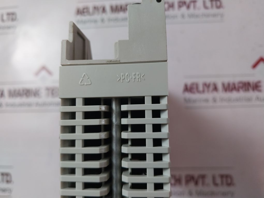 Schneider/Telemecanique 140Ddo35300 Dc Output Module Pv:01 Rl:83