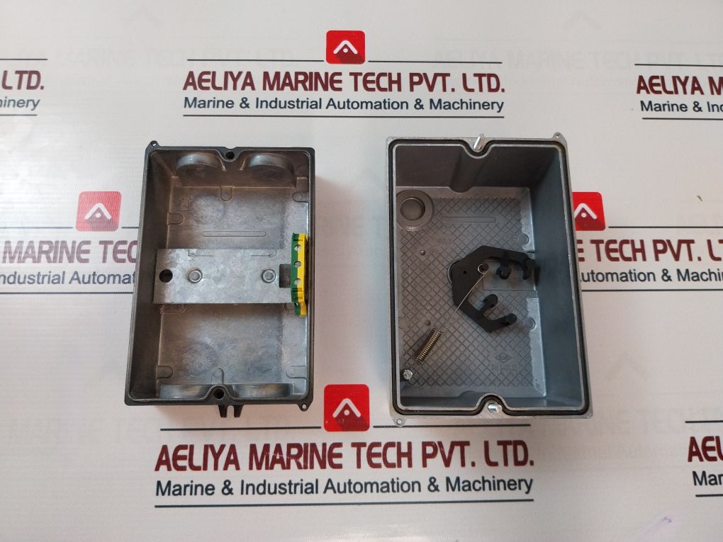 Siemens 3Vu91 33-2Da00 Cast Housing