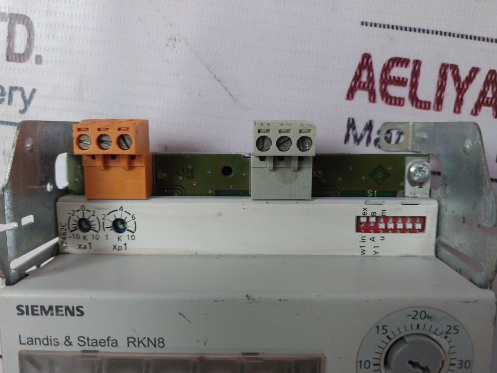 Siemens Rkn8 Landis & Staefa Universal Controller