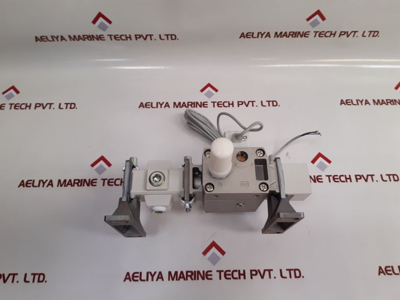 Smc Av4000-04-5Dz Soft Start Up Valve With Ise40A-01-y Pressure Switch