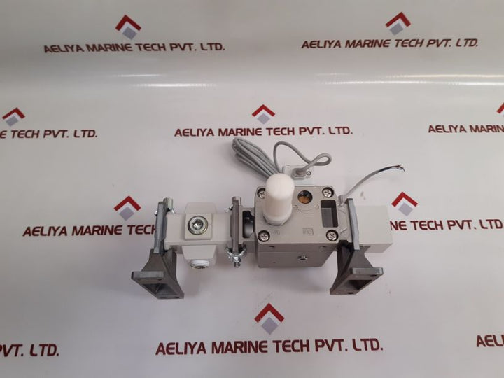 Smc Av4000-04-5Dz Soft Start Up Valve With Ise40A-01-y Pressure Switch