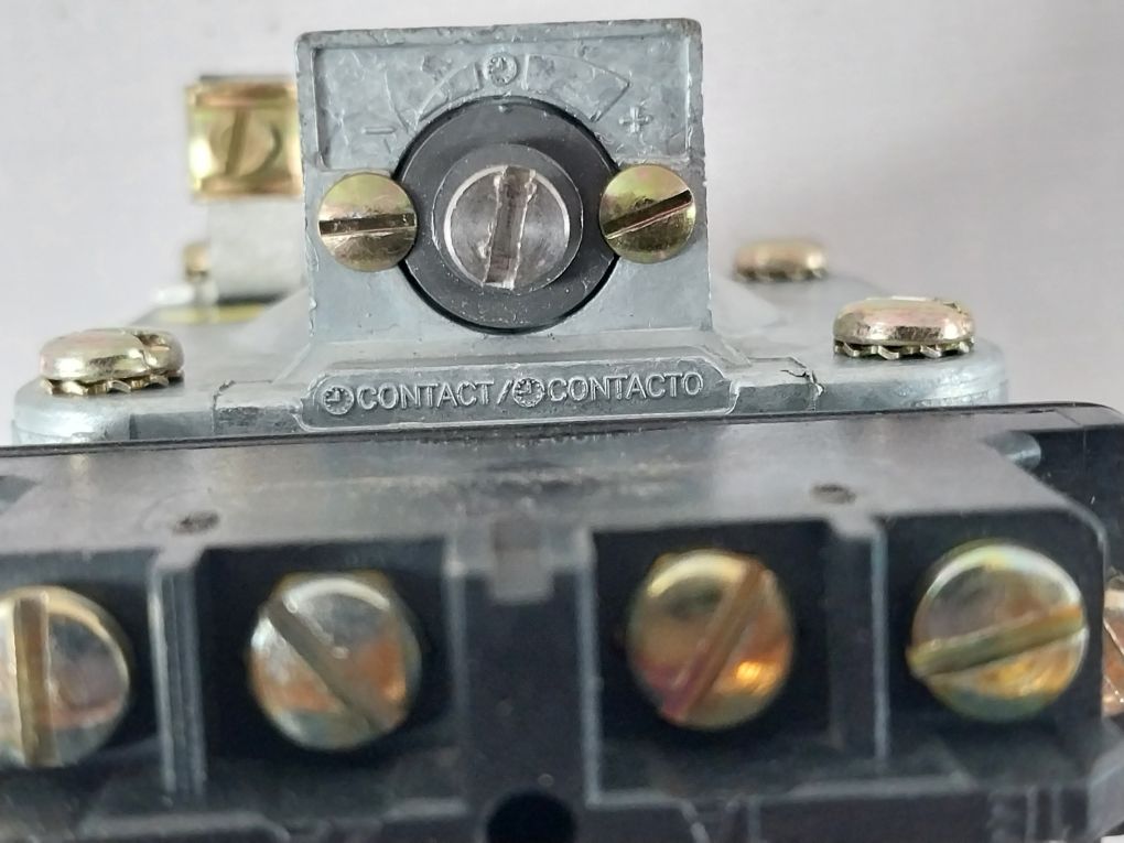 Square D 9050 Ao20E Pneumatic Timing Relay