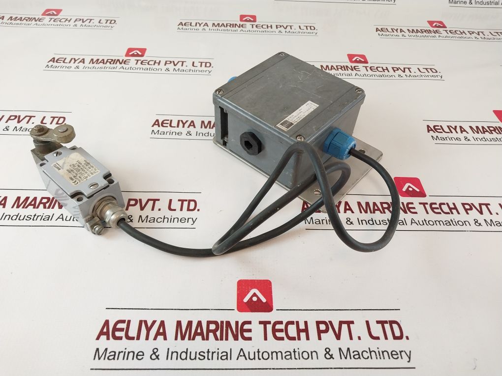 Stahl 8118/122 Terminal Box With 7-2911-1122/30 Plunger Limit Switch