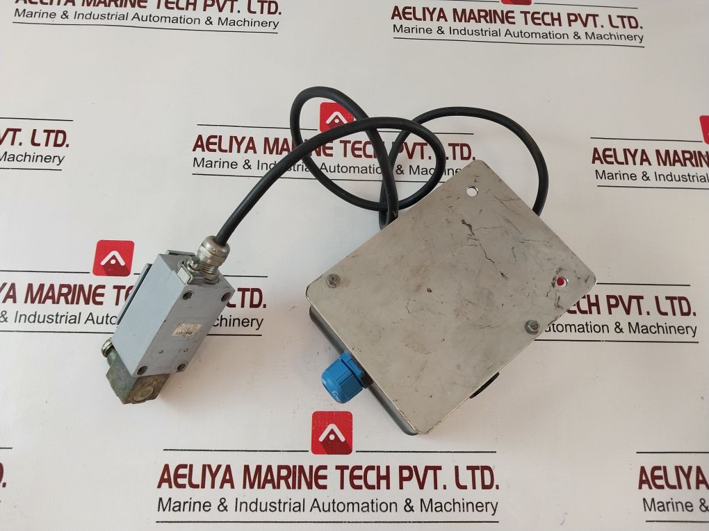 Stahl 8118/122 Terminal Box With 7-2911-1122/30 Plunger Limit Switch