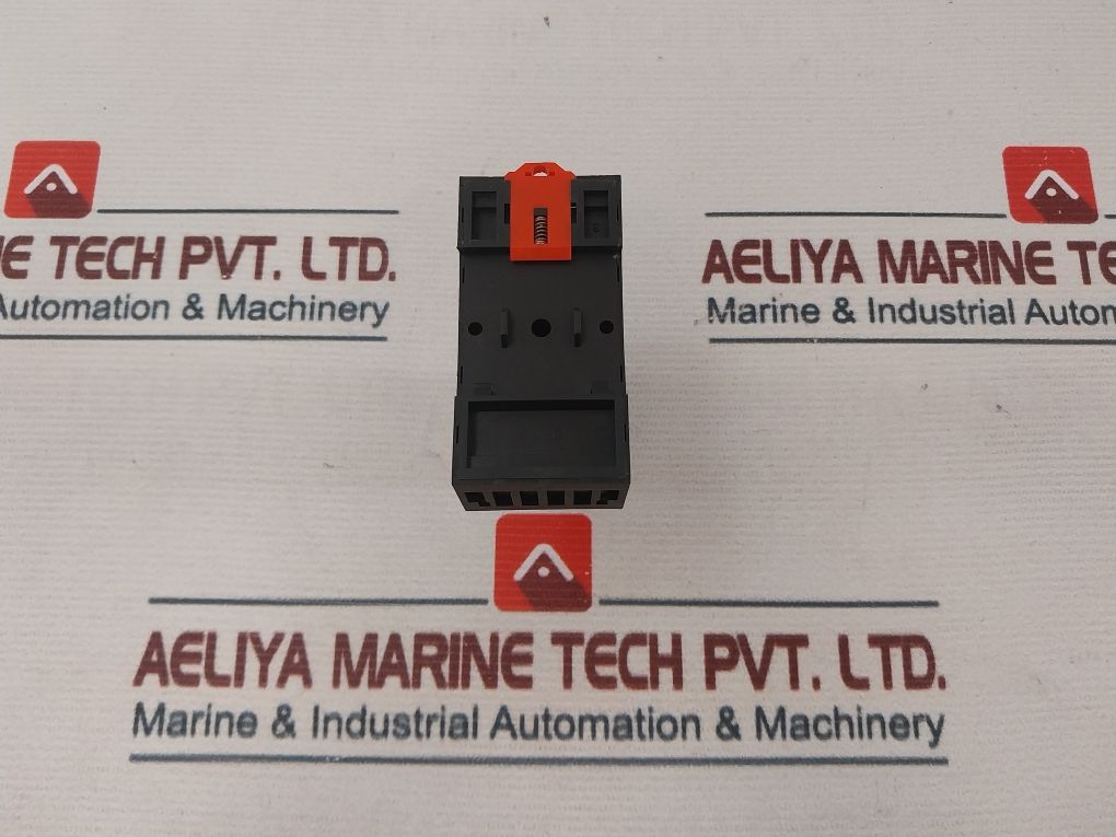 Telemecanique Rumc31P7 Universal Relay With Base 10A/250 Vac 50/60 Hz