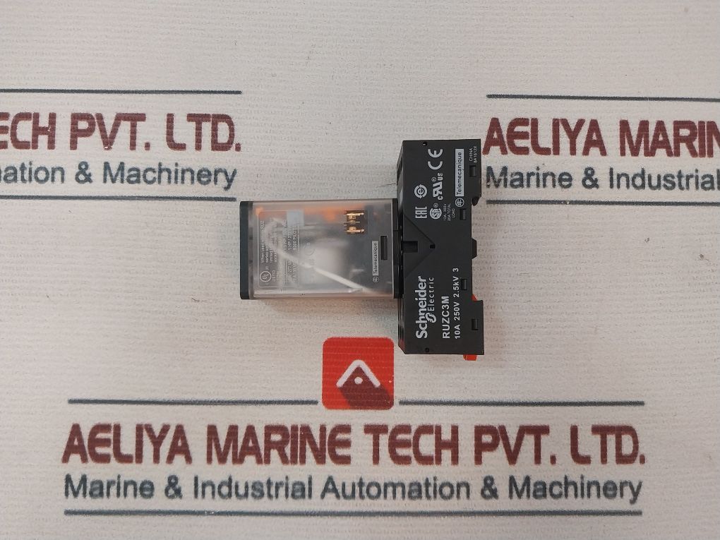 Telemecanique Rumc31P7 Universal Relay With Base 10A/250 Vac 50/60 Hz