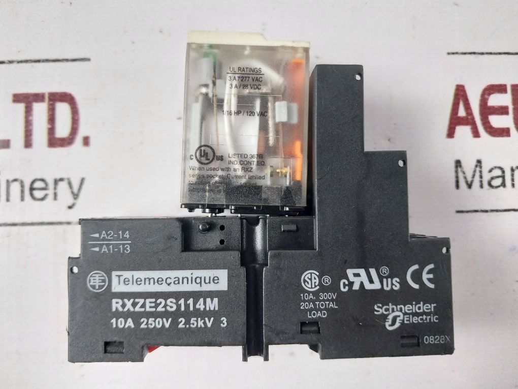Telemecanique Rxze2S114M Relay Socket With Rxm4Gb2B7 Relay