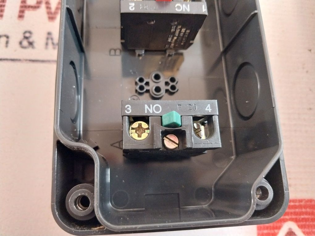 Telemecanique Xen-l1111 Pushbutton Switch 500V 6Kv