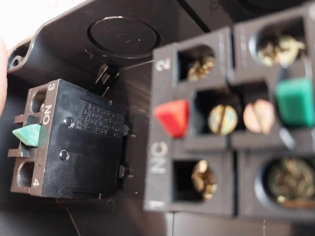 Telemecanique Xen-l1111 Pushbutton Switch 500V 6Kv