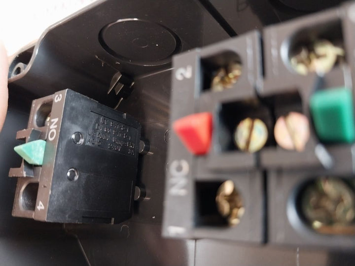 Telemecanique Xen-l1111 Pushbutton Switch 500V 6Kv