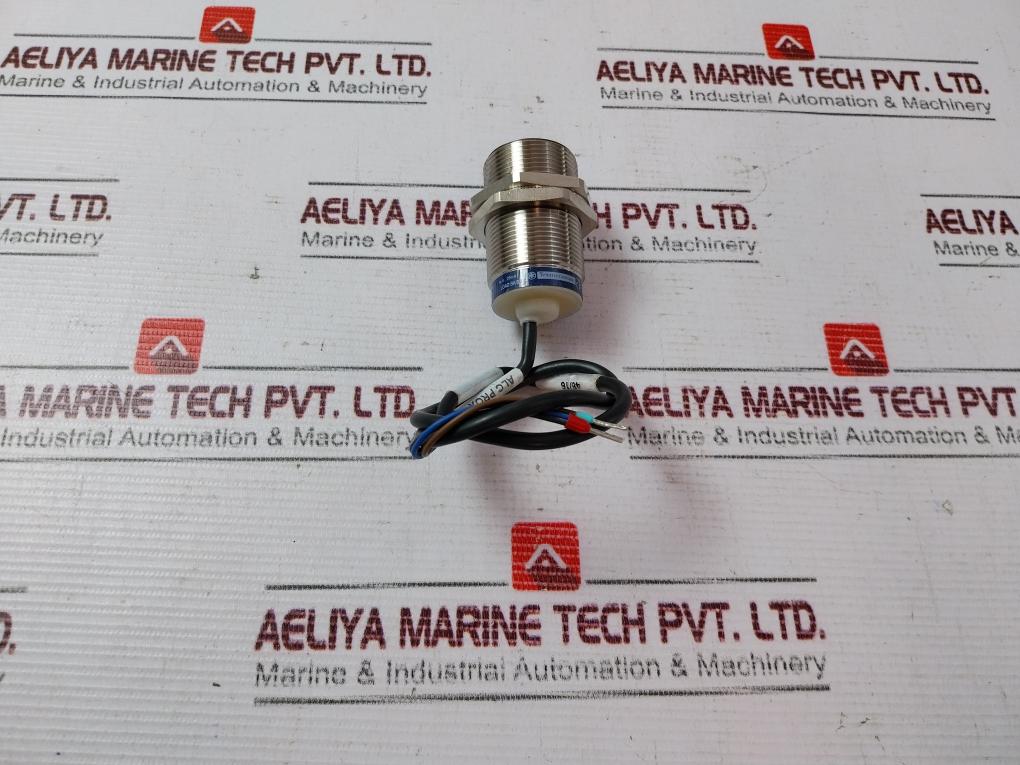 Telemecanique Xs1 M30Ab120Sb4 Proximity Sensor
