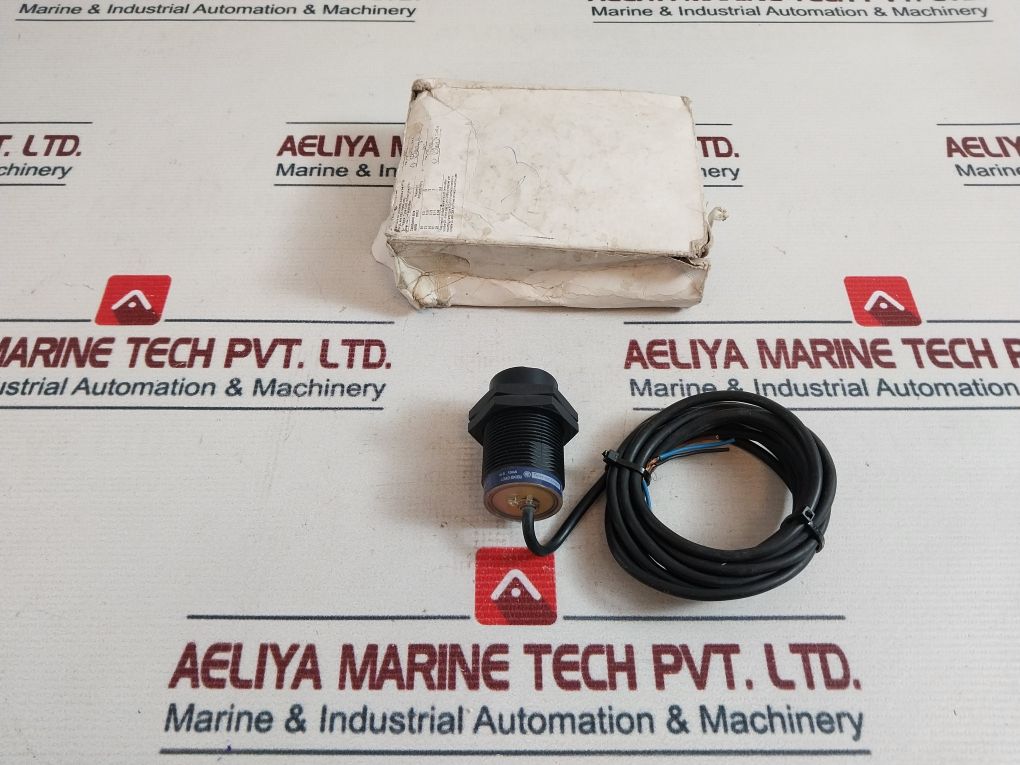 Telemecanique Xs4P30Ab110 Inductive Proximity Sensor