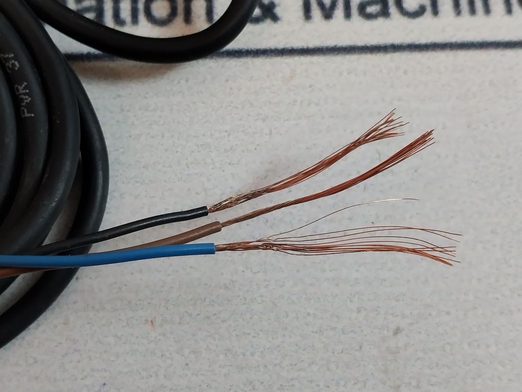 Telemecanique Xs4P30Ab110 Inductive Proximity Sensor