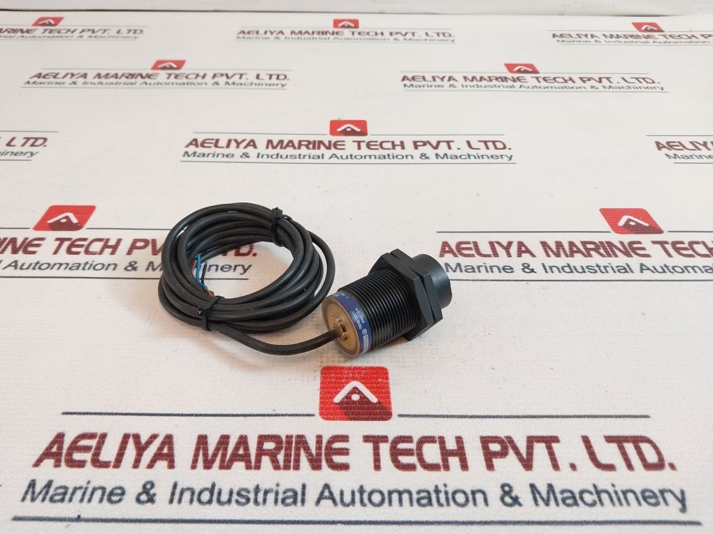 Telemecanique Xs4P30Ab110 Inductive Proximity Sensor