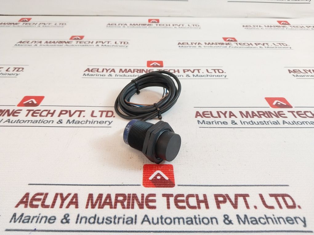 Telemecanique Xs4P30Ab110 Inductive Proximity Sensor