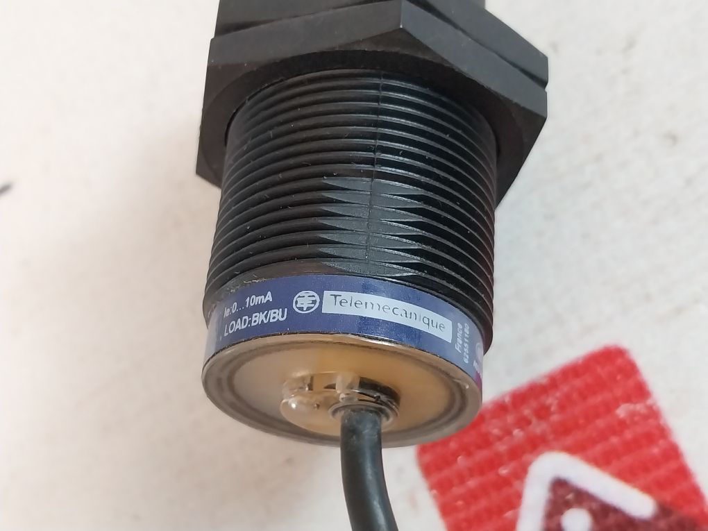 Telemecanique Xs4P30Ab110 Inductive Proximity Sensor