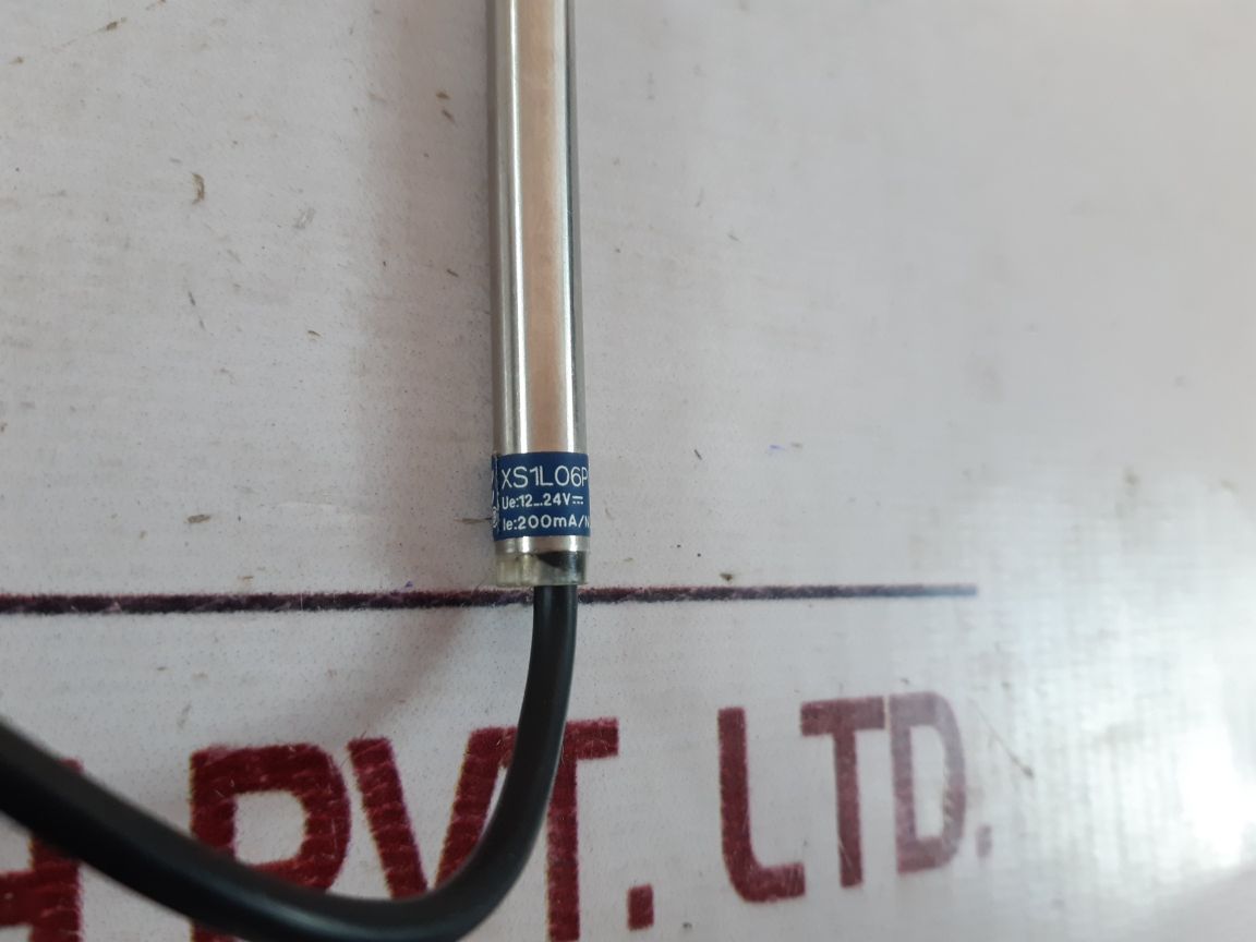 Telemecanique/Schneider Electric Xsz-b165 Proximity Sensor